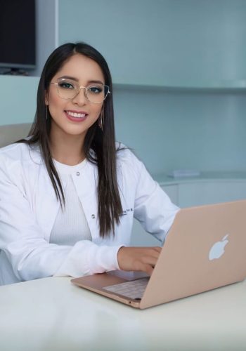 Lcda. Andrea Cardenas - copia